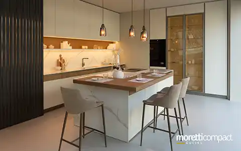 Cucina con isola e dispensa