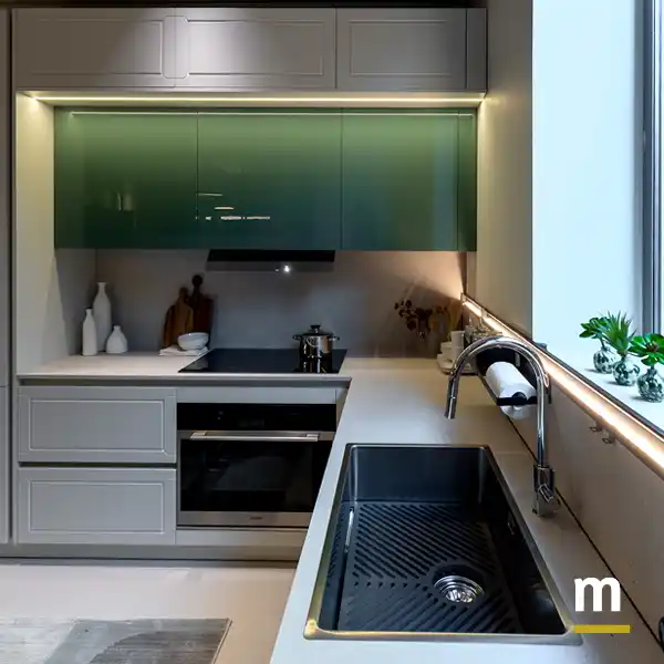 Pannella attrezzata con profilo accessoriabile e led
