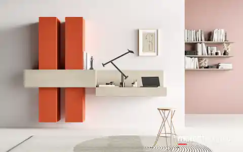 Living con area studio e pensili corallo