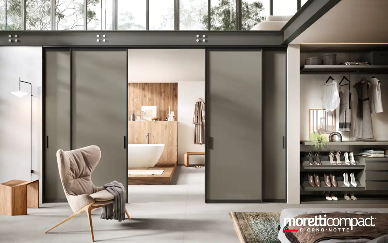 Portale ad ante laccate con binari a soffitto