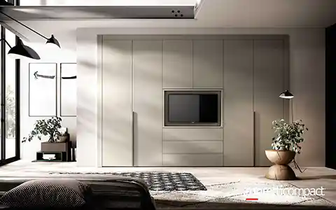 Armadio a muro con ante battenti e vano porta TV
