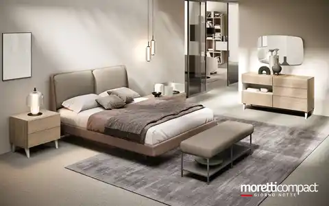 Camera con gruppo Modula e letto con cuscini imbottiti